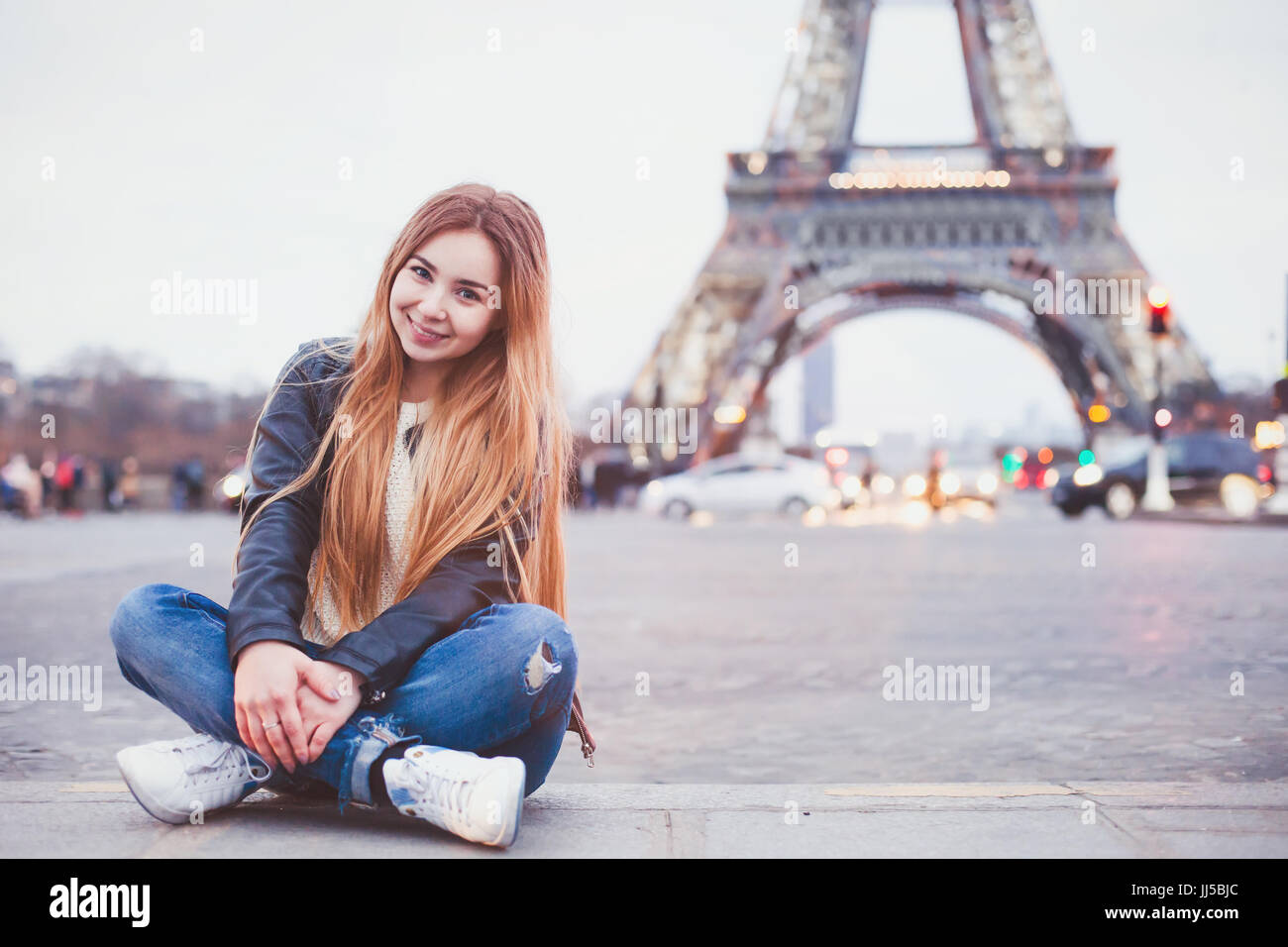 Sorridendo felice bella donna turistico a Parigi guardando la telecamera, Ritratto di ragazza caucasica vicino a torre eiffel Foto Stock