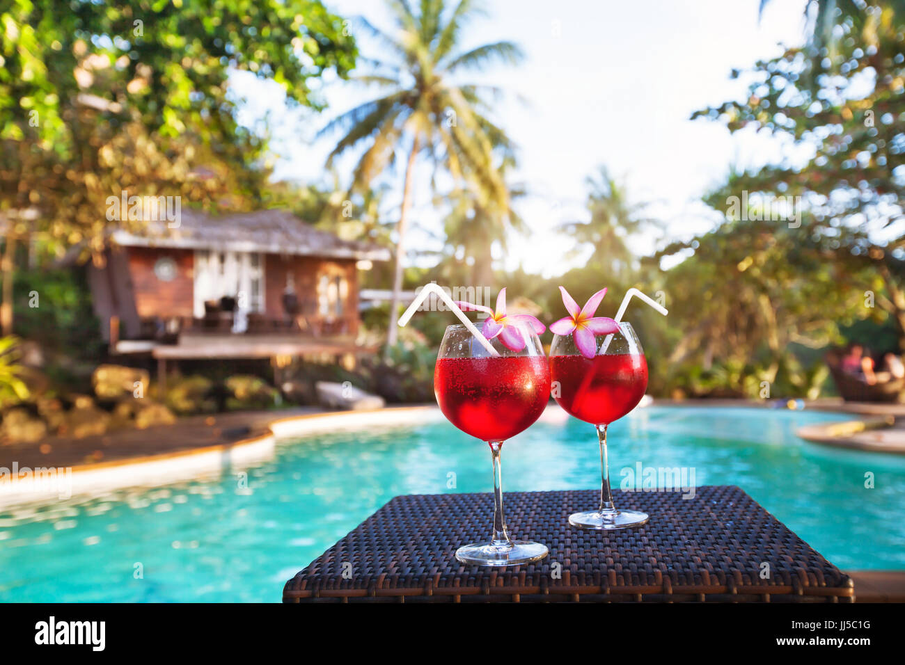 Lussuoso hotel sulla spiaggia, due cocktail vicino alla piscina, lo stile di vita di lusso Foto Stock