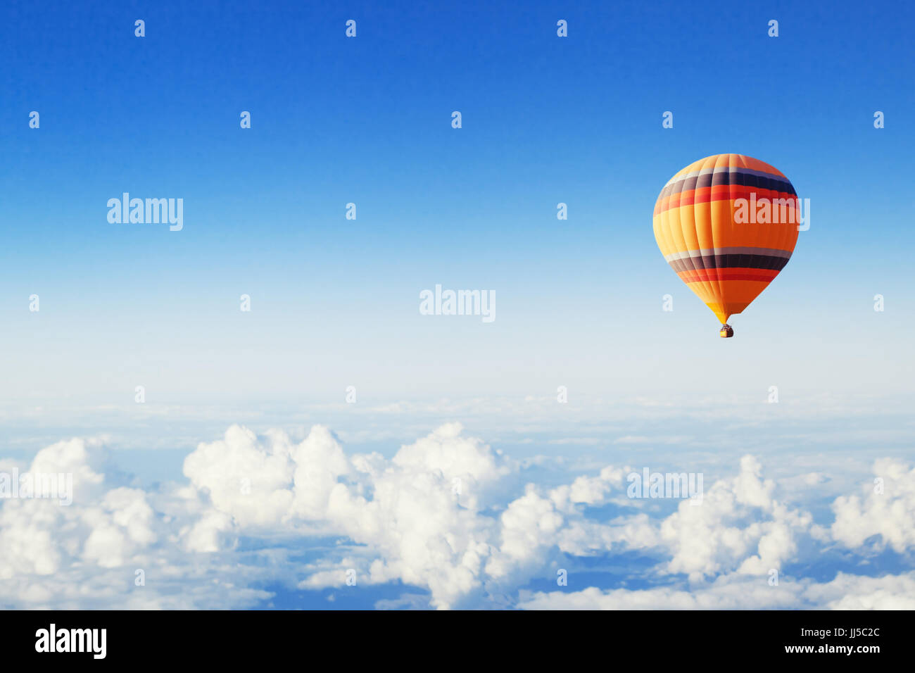 Ispirazione o sfondo di viaggio, volare sopra le nuvole, colorate mongolfiere nel cielo blu Foto Stock