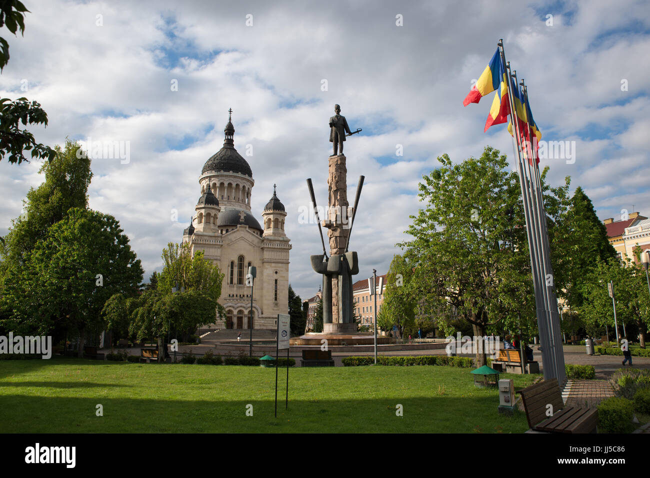 Il monumento a Avram Iancu nella parte anteriore della Dormizione della Theotokos cattedrale, Cluj-Napoca, Romania Foto Stock