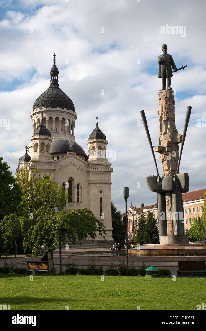 Il monumento a Avram Iancu nella parte anteriore della Dormizione della Theotokos cattedrale, Cluj-Napoca, Romania Foto Stock