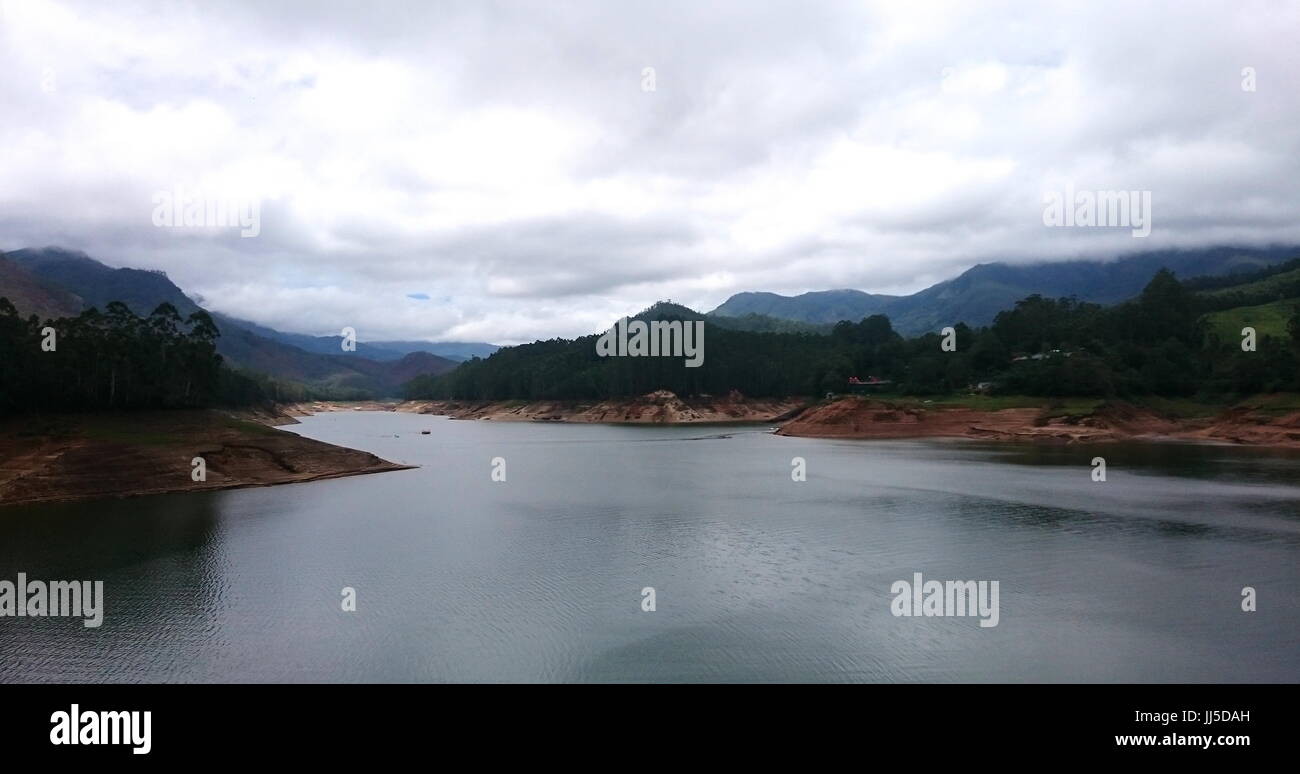 Una vista panoramica del lago vicino a Munnar, Tamil Nadu Foto Stock