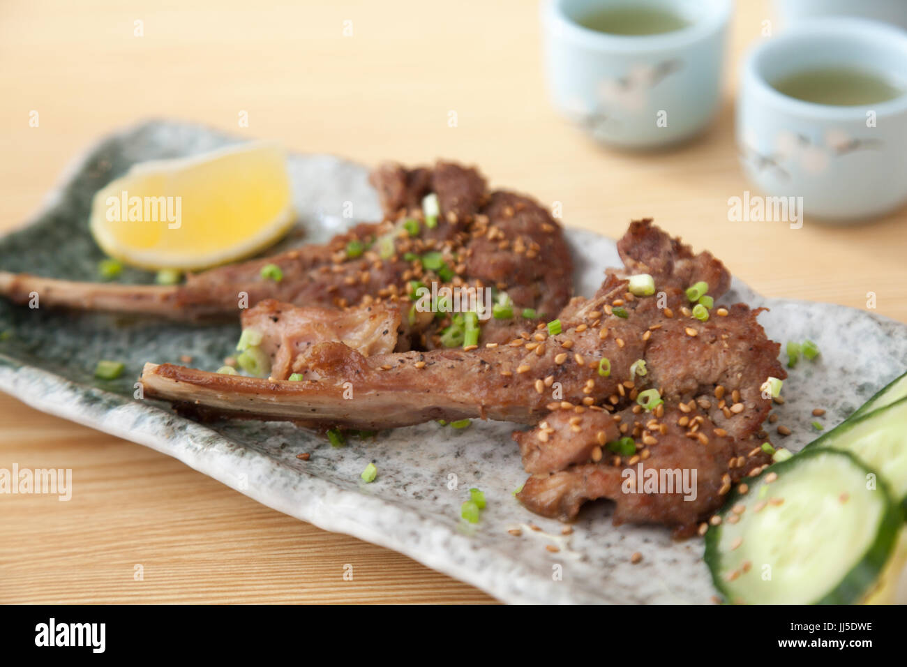 La vista di deliziosi piatti Giapponesi arrosto costolette di Montone sul tavolo. Foto Stock