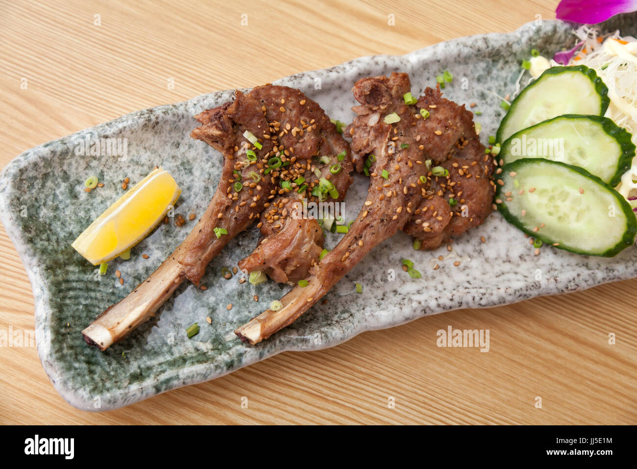 La vista di deliziosi piatti Giapponesi arrosto costolette di Montone sul tavolo. Foto Stock