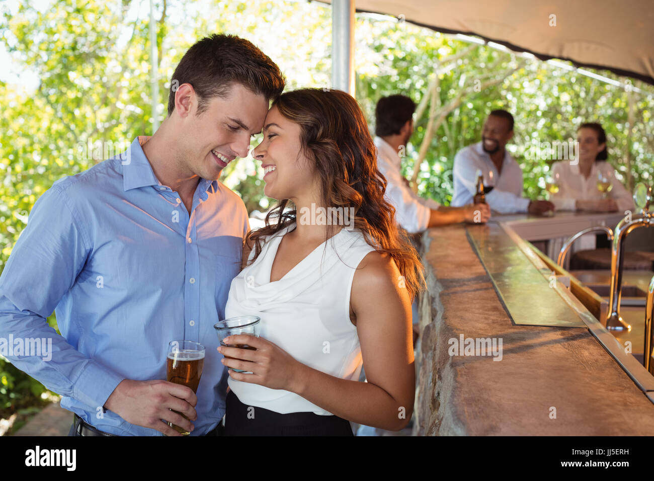 Coppia romantica avente un bicchiere di birra al contatore nel ristorante Foto Stock