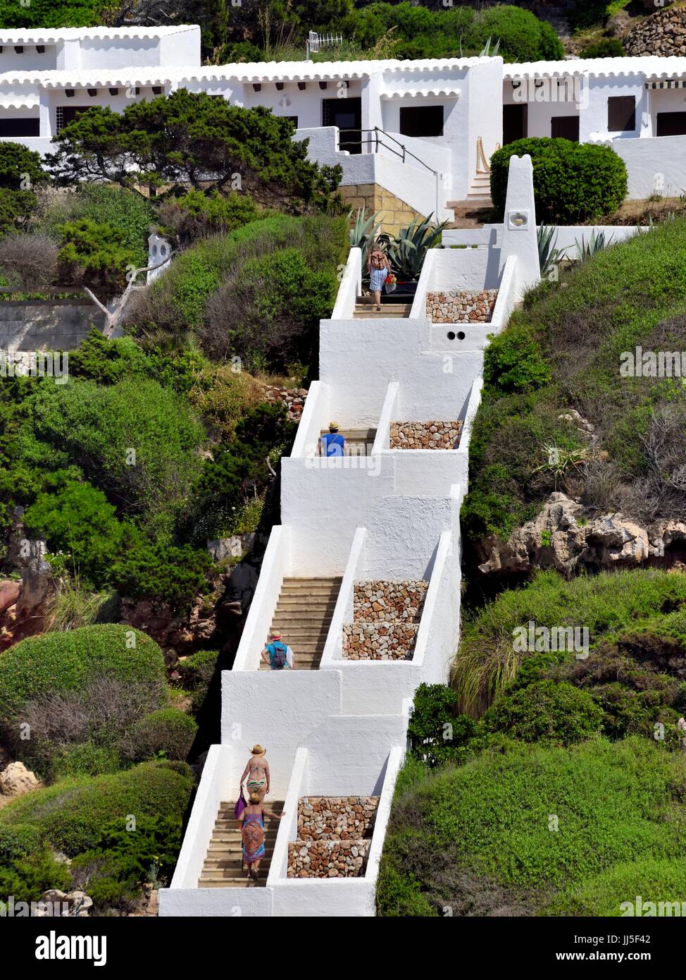 La gente camminare su gradini Cala Morell Menorca Minorca spagna Foto Stock