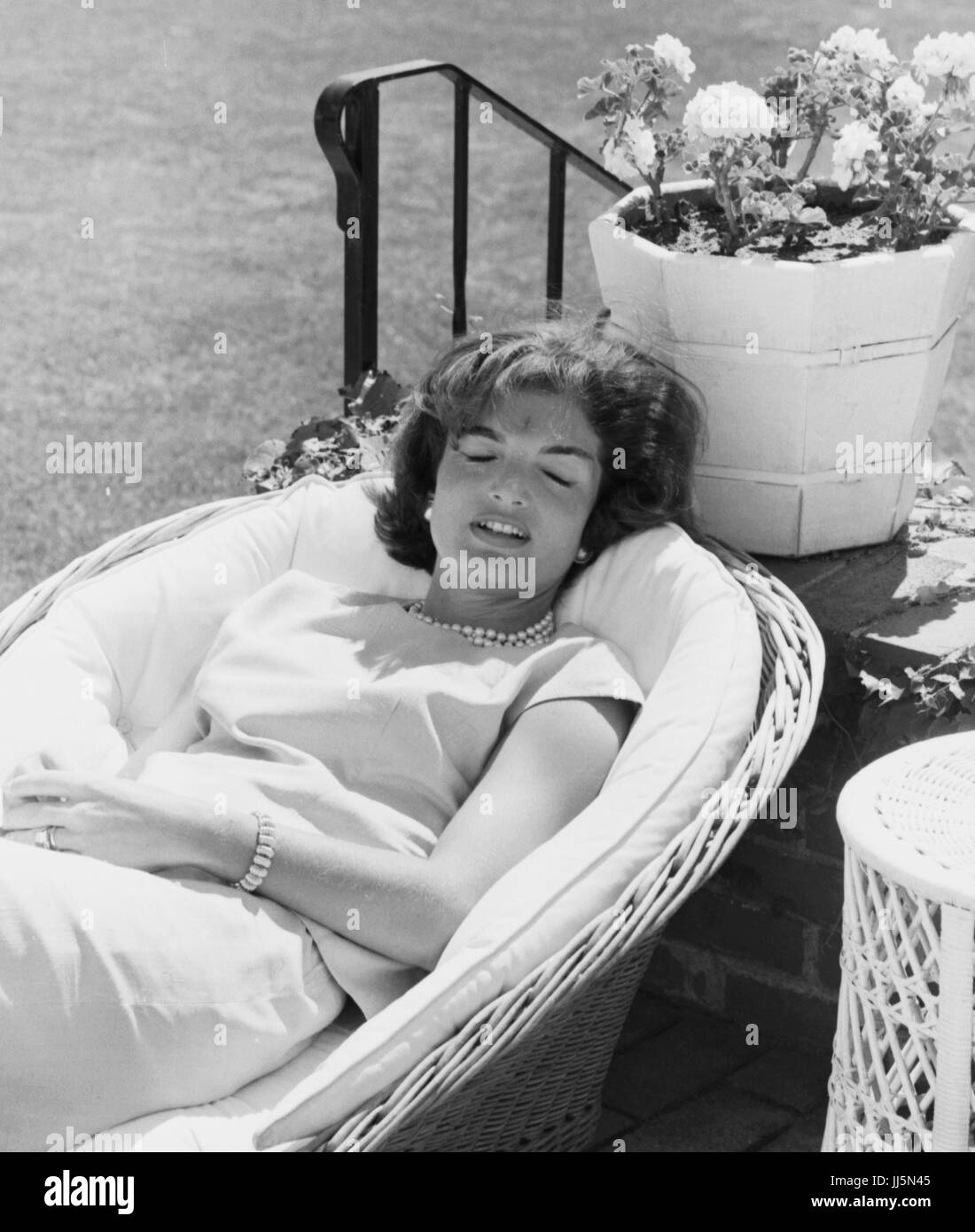 Jacqueline Kennedy che sonnecchia in giardino a Hyannis Port, 1959. Foto Stock