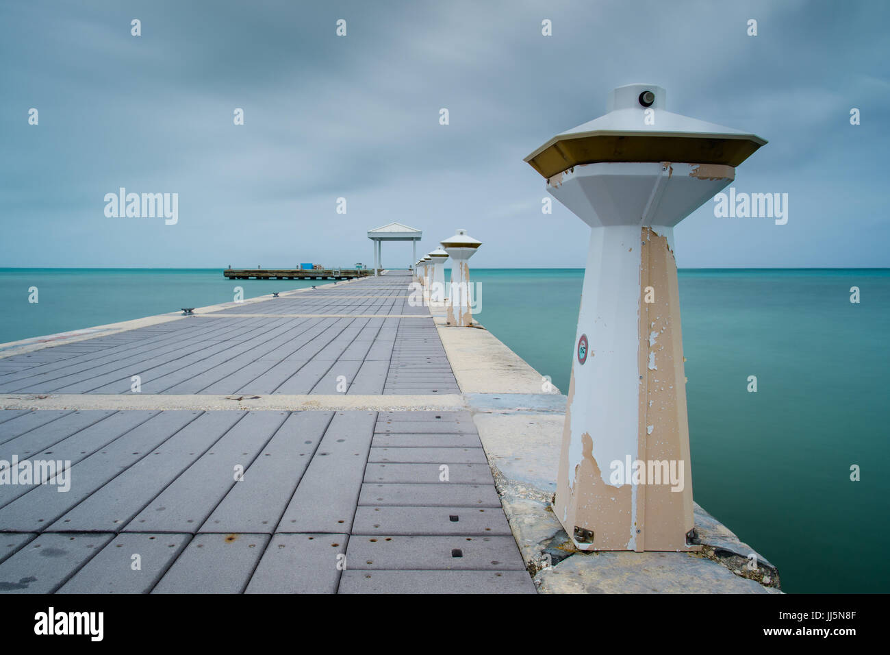 Una lunga esposizione di Rum Point dock in Grand Cayman. Foto Stock