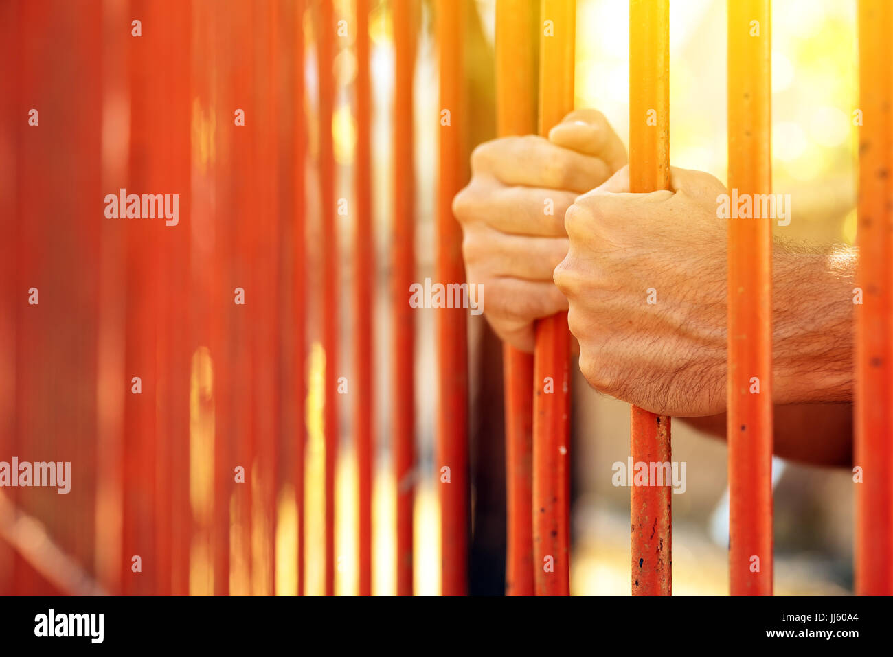 Maschio di mani dietro prigione barre di cantiere, incarcerati affascinato persona in carcere Foto Stock