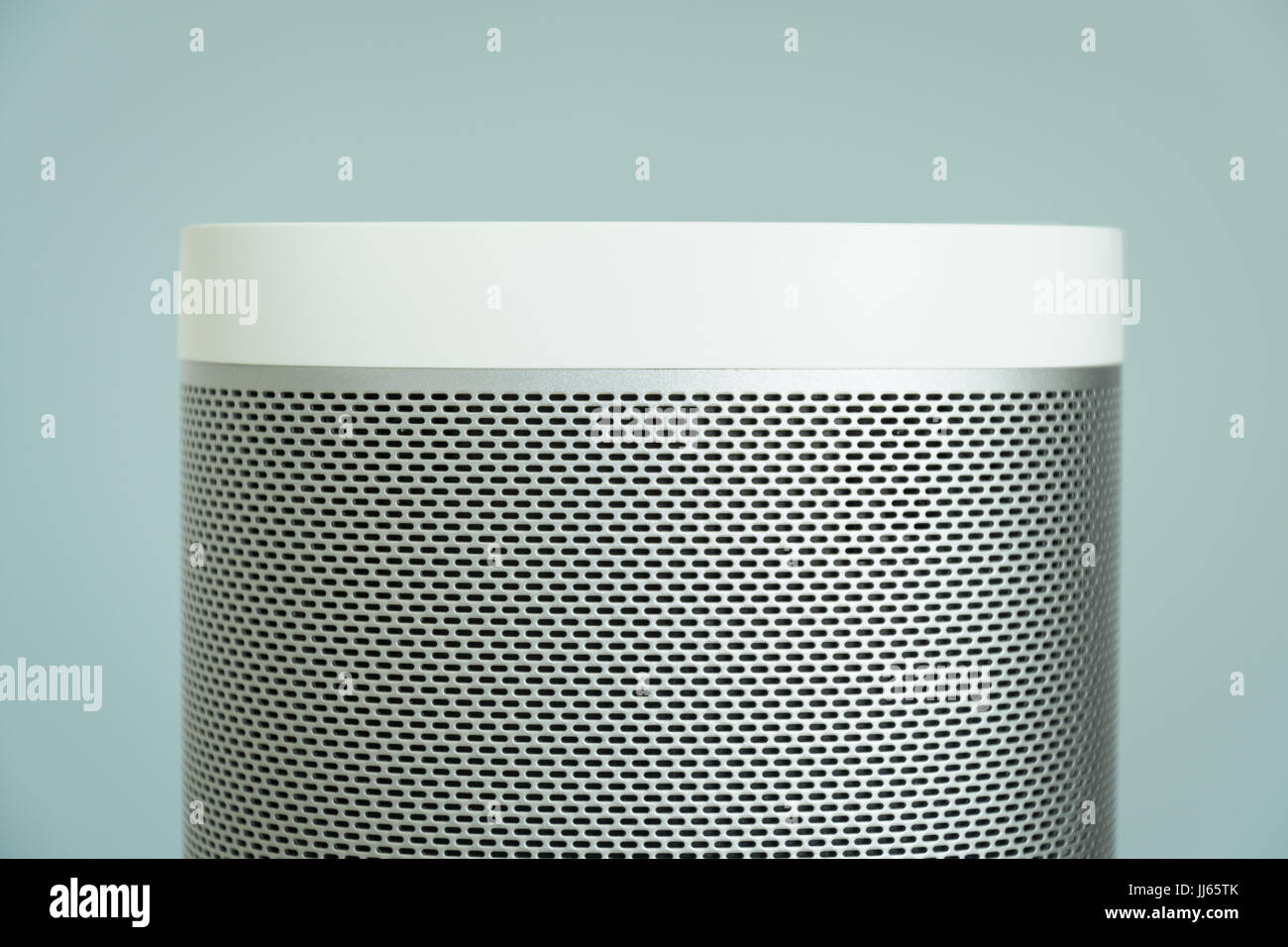 Altoparlante wireless contro un fondo azzurro. Foto Stock