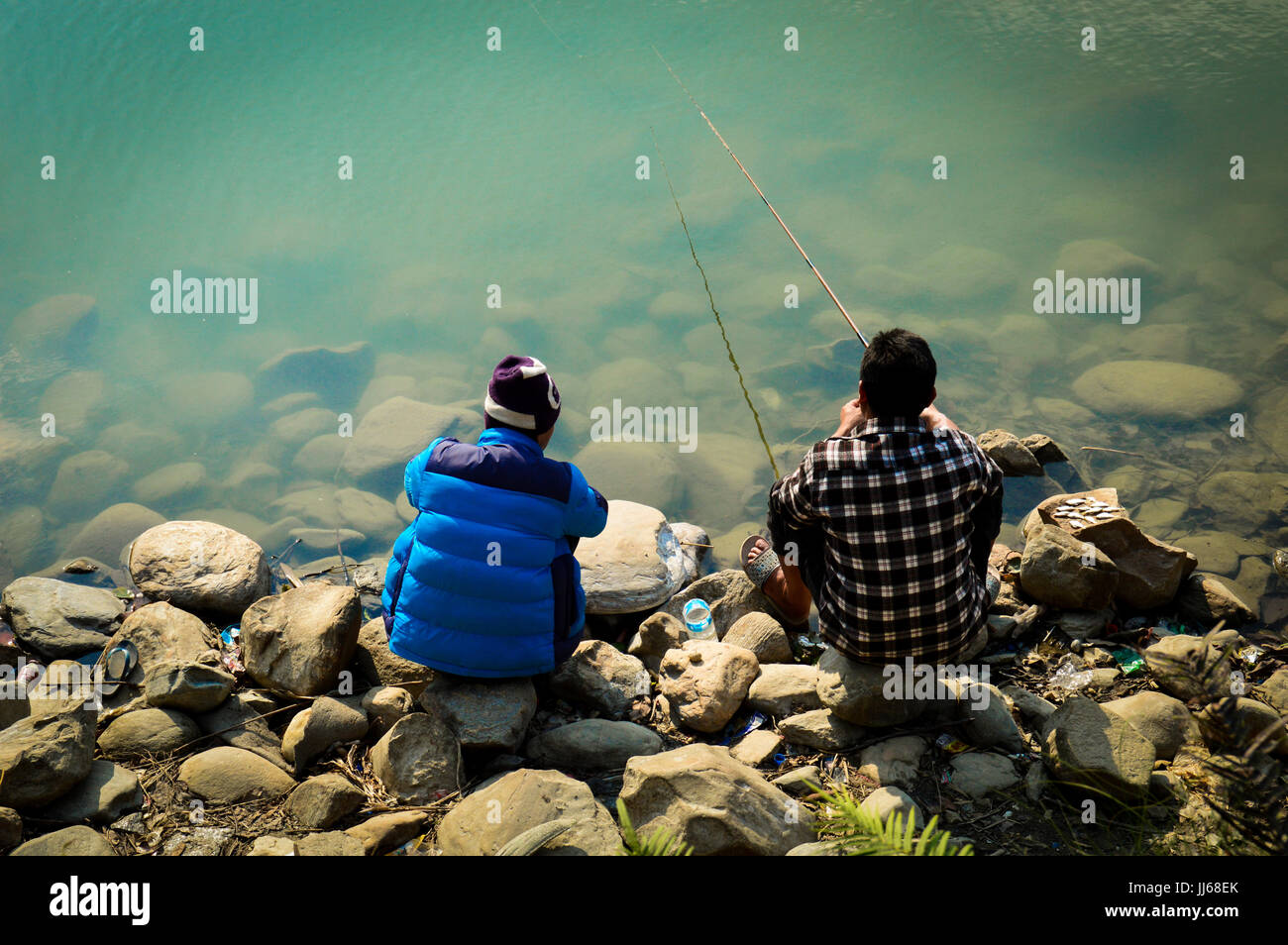 Due uomini di pesca sul lago Fewa Nepal Foto Stock