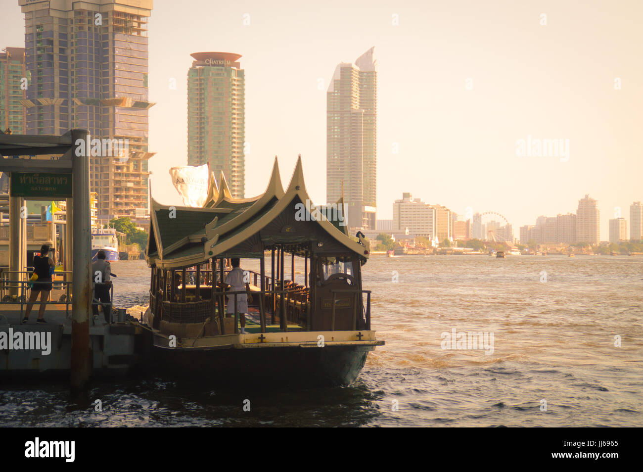 Vista della Città di Bangkok dal fiume Chao Phraya Foto Stock