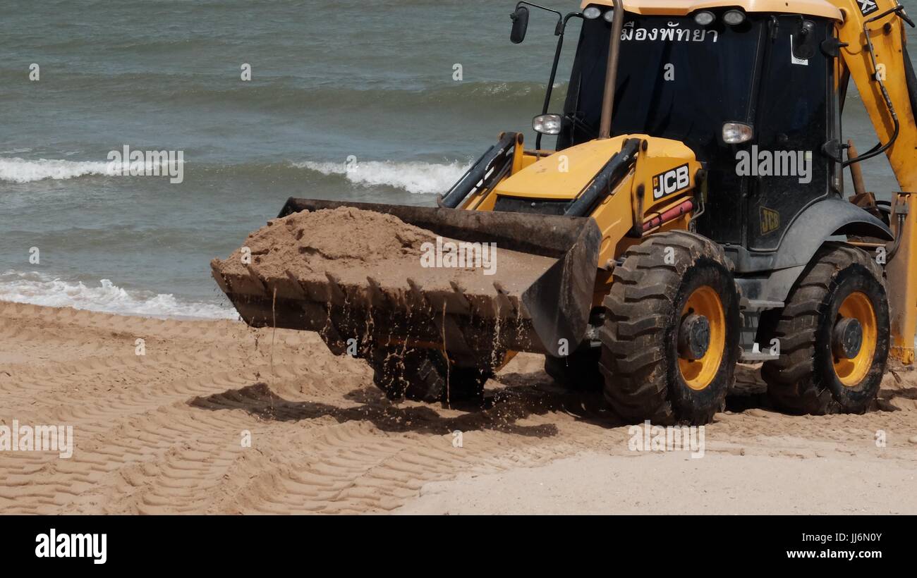 Bulldozer Gizmo pesante attrezzatura per movimento terra al lavoro sulla spiaggia di Pattaya Thailandia disastro ambientale Movimento Terra Attrezzature di costruzione Foto Stock