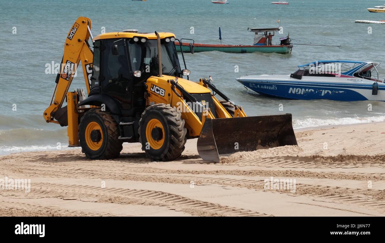 Bulldozer Gizmo pesante attrezzatura per movimento terra al lavoro sulla spiaggia di Pattaya Thailandia disastro ambientale Movimento Terra Attrezzature di costruzione Foto Stock