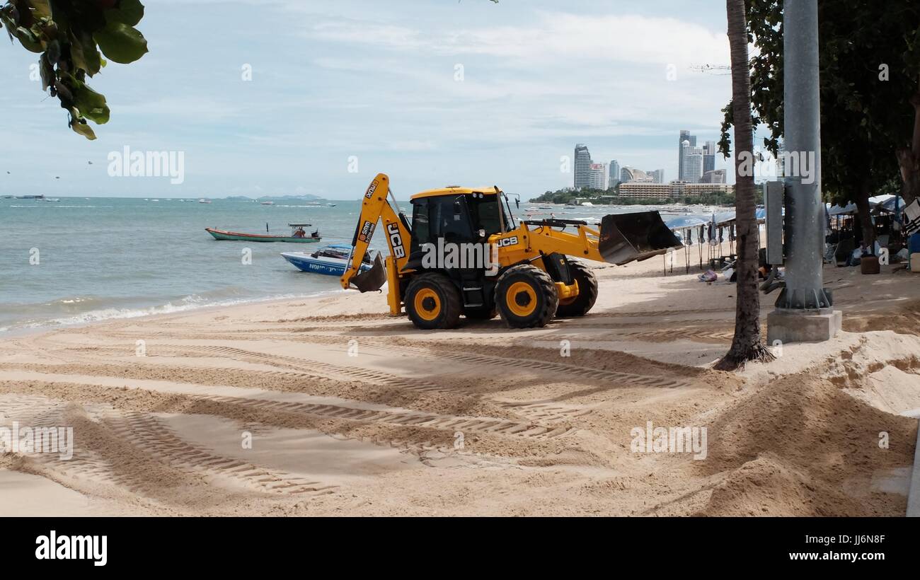 Bulldozer Gizmo pesante attrezzatura per movimento terra al lavoro sulla spiaggia di Pattaya Thailandia disastro ambientale Movimento Terra Attrezzature di costruzione Foto Stock