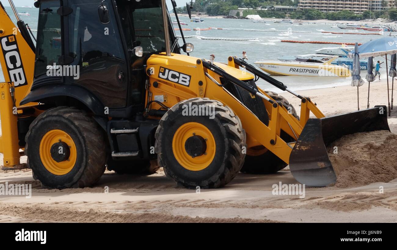 Bulldozer Gizmo pesante attrezzatura per movimento terra al lavoro sulla spiaggia di Pattaya Thailandia disastro ambientale Movimento Terra Attrezzature di costruzione Foto Stock