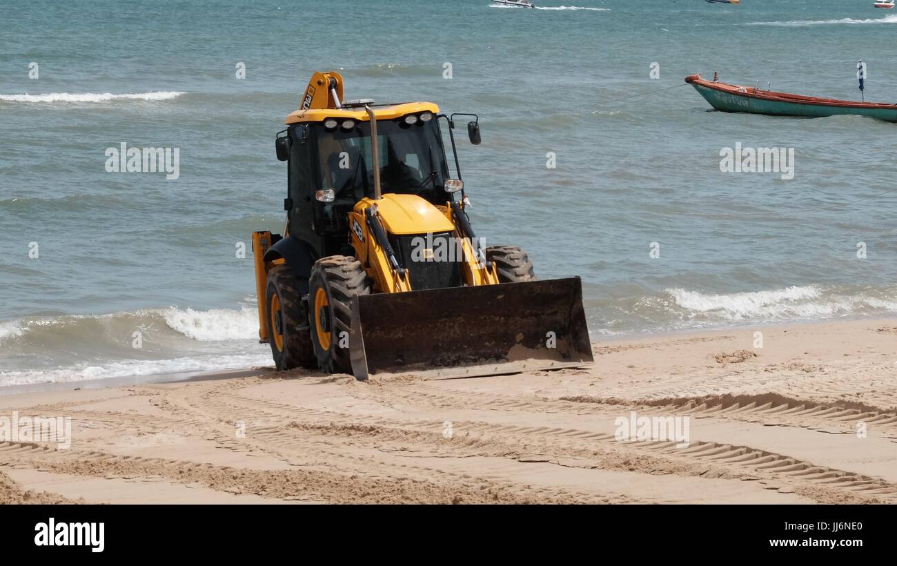 Bulldozer Gizmo pesante attrezzatura per movimento terra al lavoro sulla spiaggia di Pattaya Thailandia disastro ambientale Movimento Terra Attrezzature di costruzione Foto Stock
