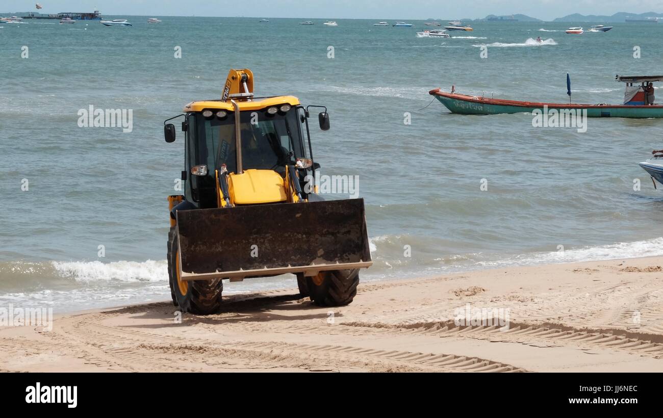 Bulldozer Gizmo pesante attrezzatura per movimento terra al lavoro sulla spiaggia di Pattaya Thailandia disastro ambientale Movimento Terra Attrezzature di costruzione Foto Stock
