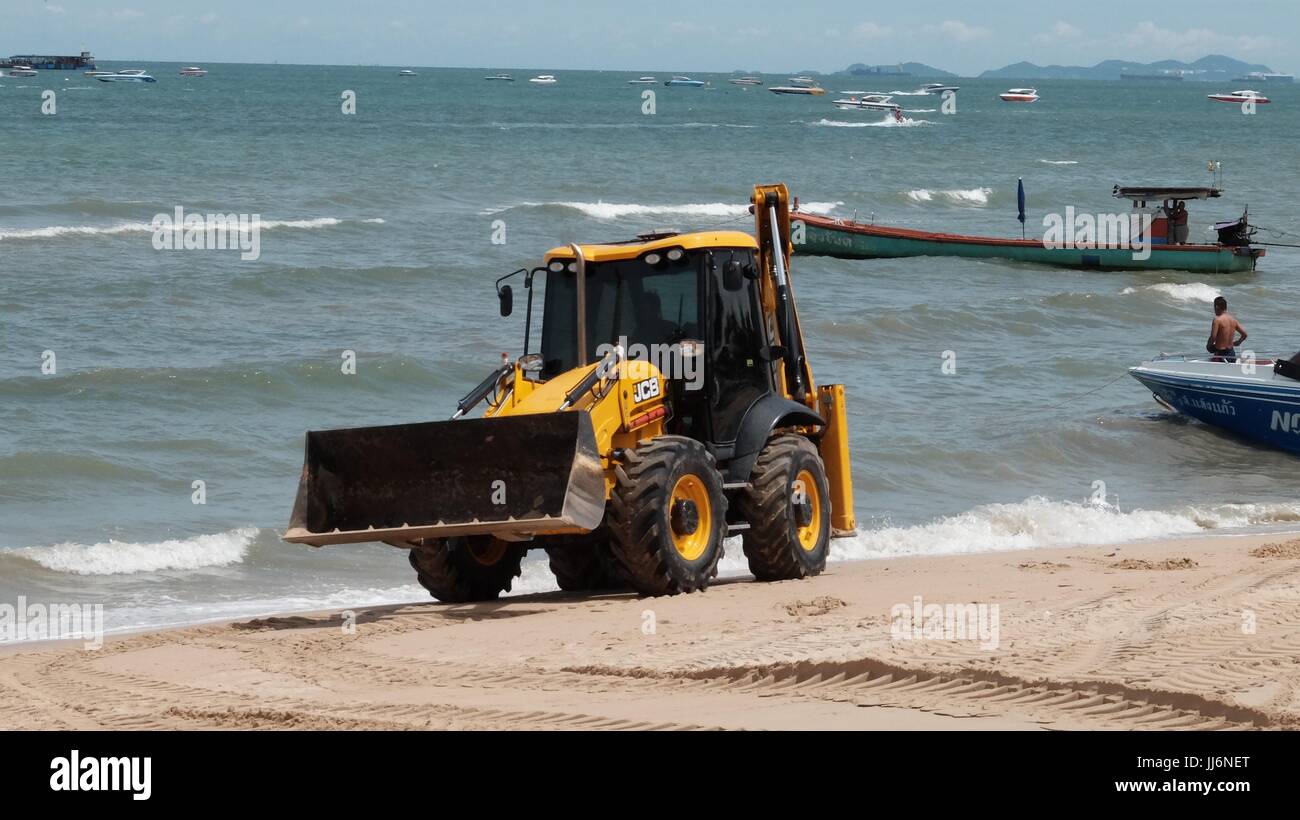 Bulldozer Gizmo pesante attrezzatura per movimento terra al lavoro sulla spiaggia di Pattaya Thailandia disastro ambientale Movimento Terra Attrezzature di costruzione Foto Stock