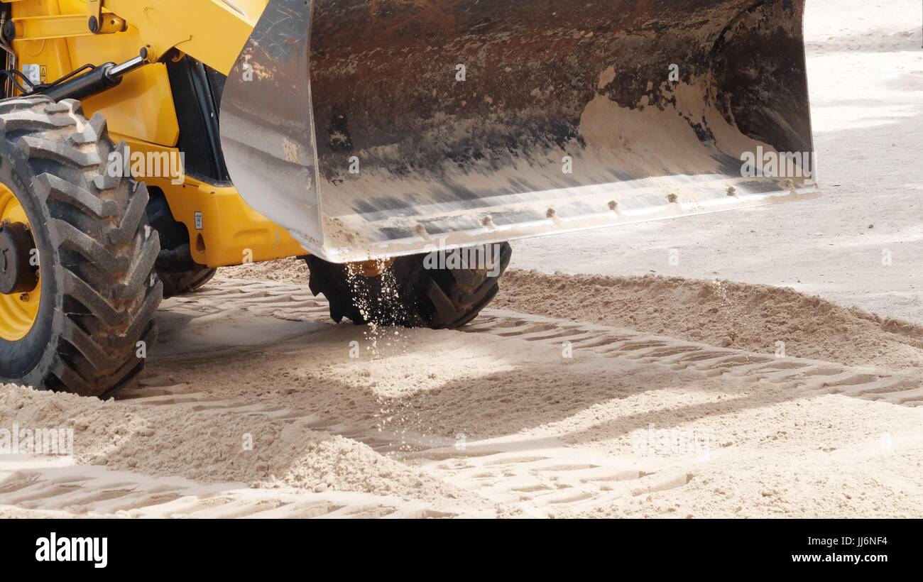 Bulldozer Gizmo pesante attrezzatura per movimento terra al lavoro sulla spiaggia di Pattaya Thailandia disastro ambientale Movimento Terra Attrezzature di costruzione Foto Stock