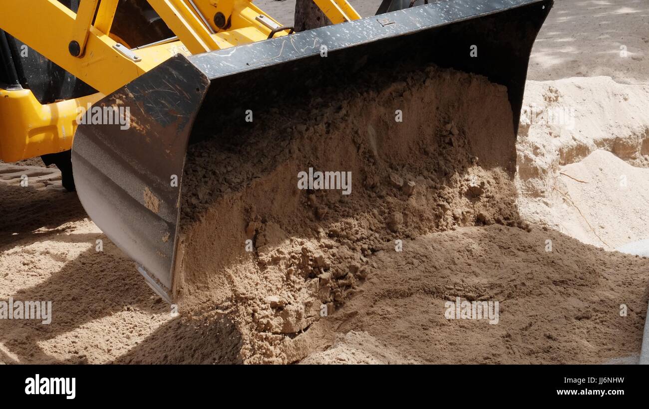 Bulldozer Gizmo pesante attrezzatura per movimento terra al lavoro sulla spiaggia di Pattaya Thailandia disastro ambientale Movimento Terra Attrezzature di costruzione Foto Stock
