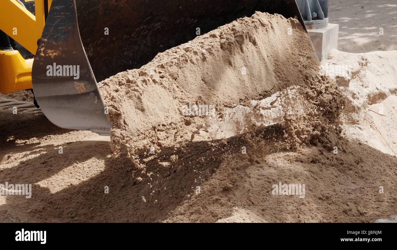 Bulldozer Gizmo pesante attrezzatura per movimento terra al lavoro sulla spiaggia di Pattaya Thailandia disastro ambientale Movimento Terra Attrezzature di costruzione Foto Stock