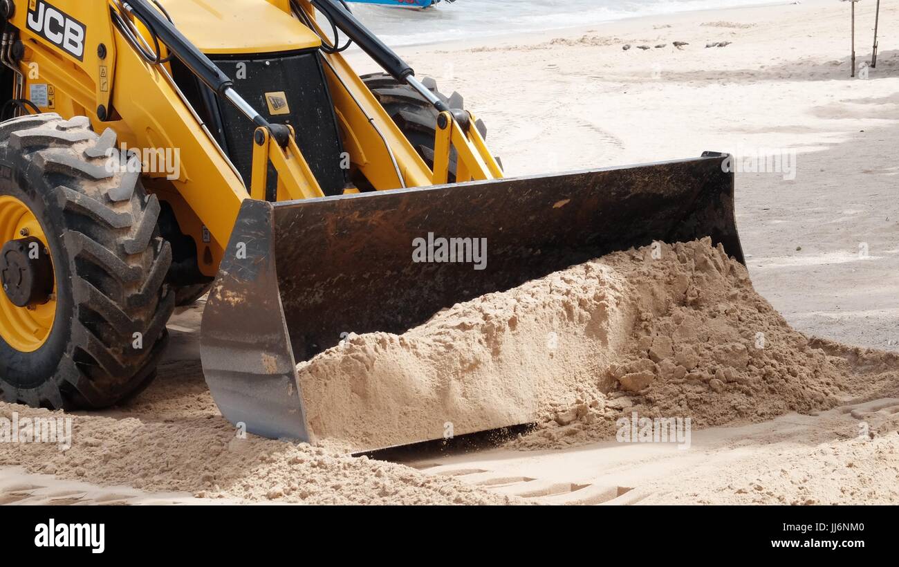 Bulldozer Gizmo pesante attrezzatura per movimento terra al lavoro sulla spiaggia di Pattaya Thailandia disastro ambientale Movimento Terra Attrezzature di costruzione Foto Stock