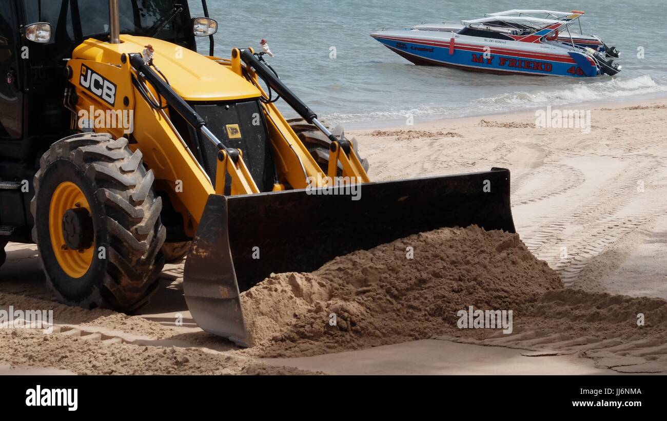 Bulldozer Gizmo pesante attrezzatura per movimento terra al lavoro sulla spiaggia di Pattaya Thailandia disastro ambientale Movimento Terra Attrezzature di costruzione Foto Stock