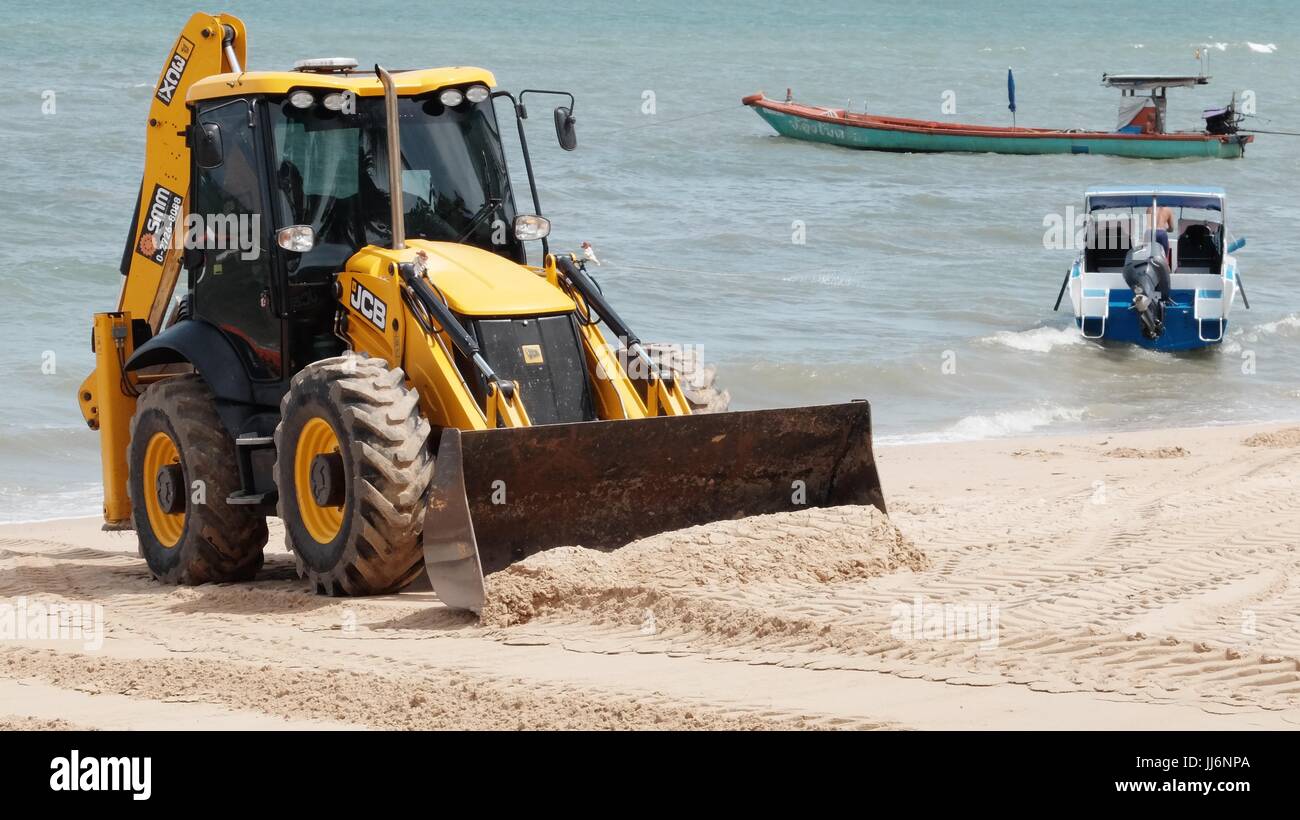 Bulldozer Gizmo pesante attrezzatura per movimento terra al lavoro sulla spiaggia di Pattaya Thailandia disastro ambientale Movimento Terra Attrezzature di costruzione Foto Stock