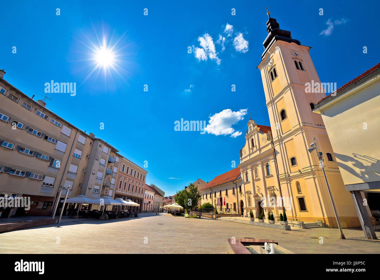 Città di Cakovec piazza principale e chiesa vista, Medjimurje regione della Croazia Foto Stock