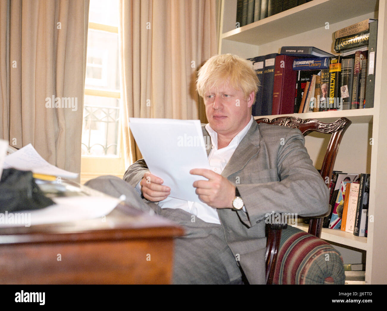 Boris Johnson primo Ministro conservatore, redattore della rivista Spectator fotografato nell'ufficio della rivista Spectator nel 2003, Westminster, Londra, Inghilterra. Foto Stock