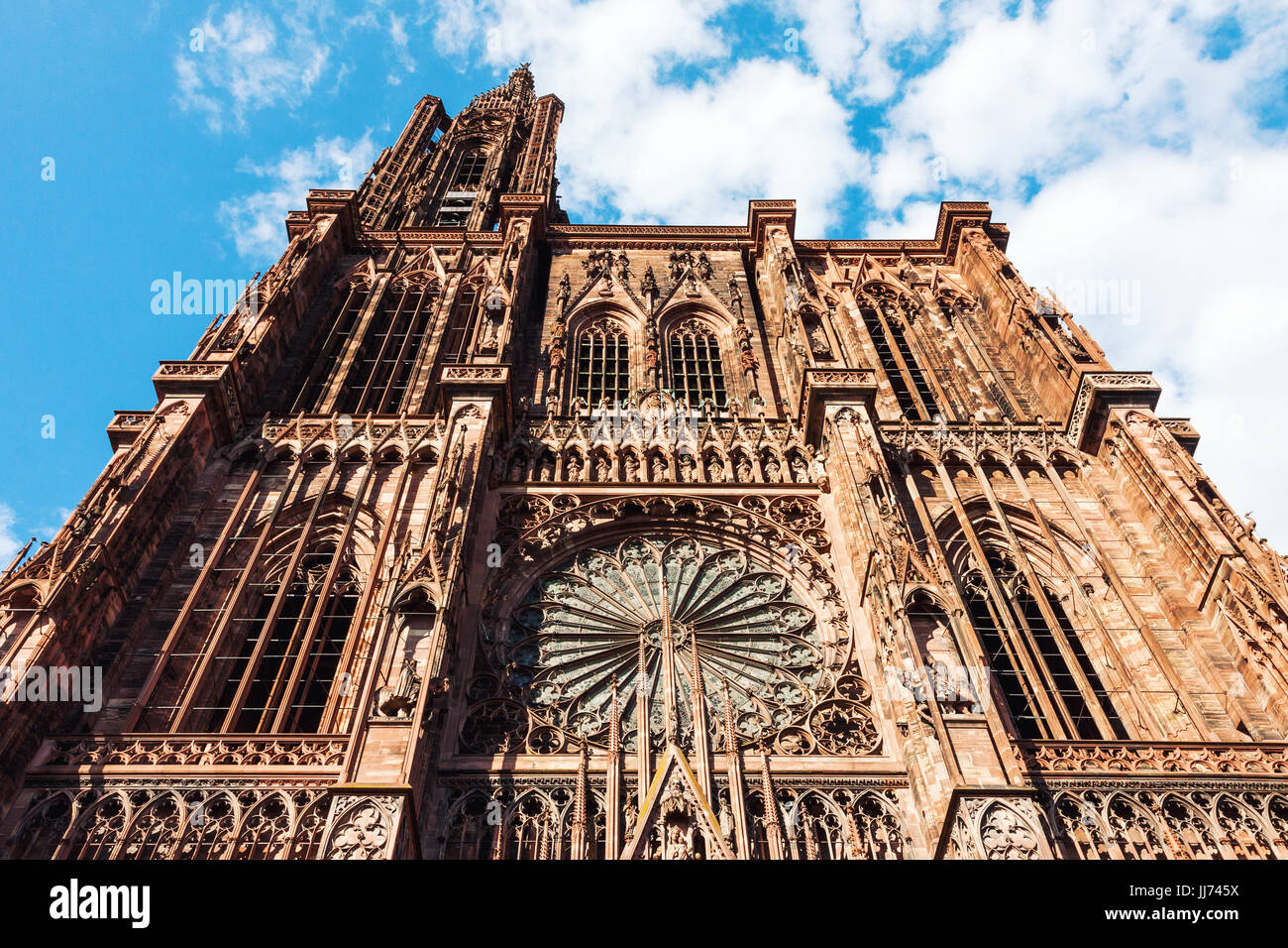 La cattedrale di Notre Dame cattedrale gotica facciata a Strasburgo, in Francia. Vista dal basso angolo basso dell'immagine. Foto Stock