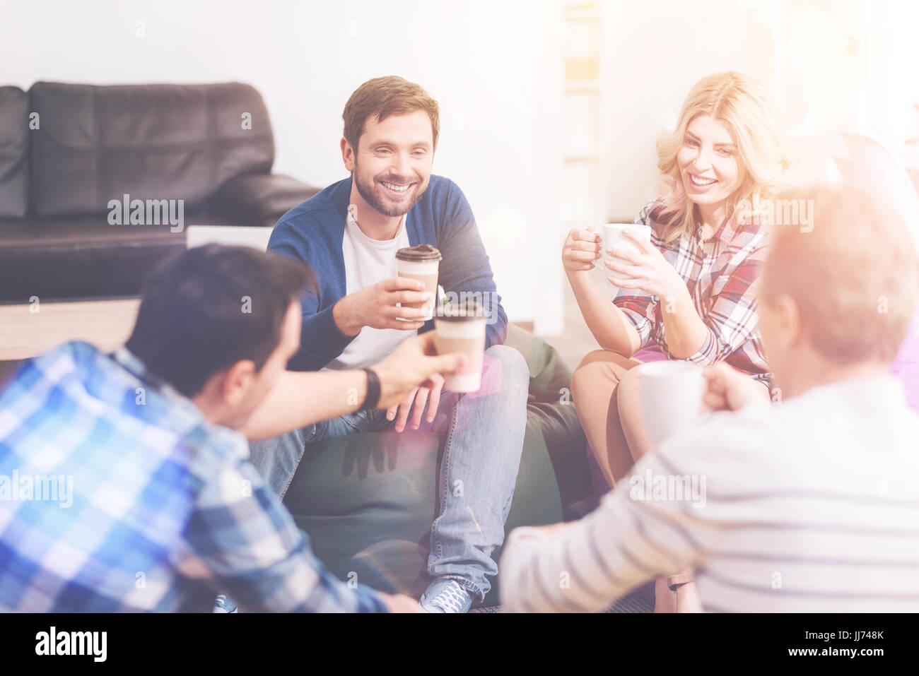 Amici positivo di bere il caffè Foto Stock