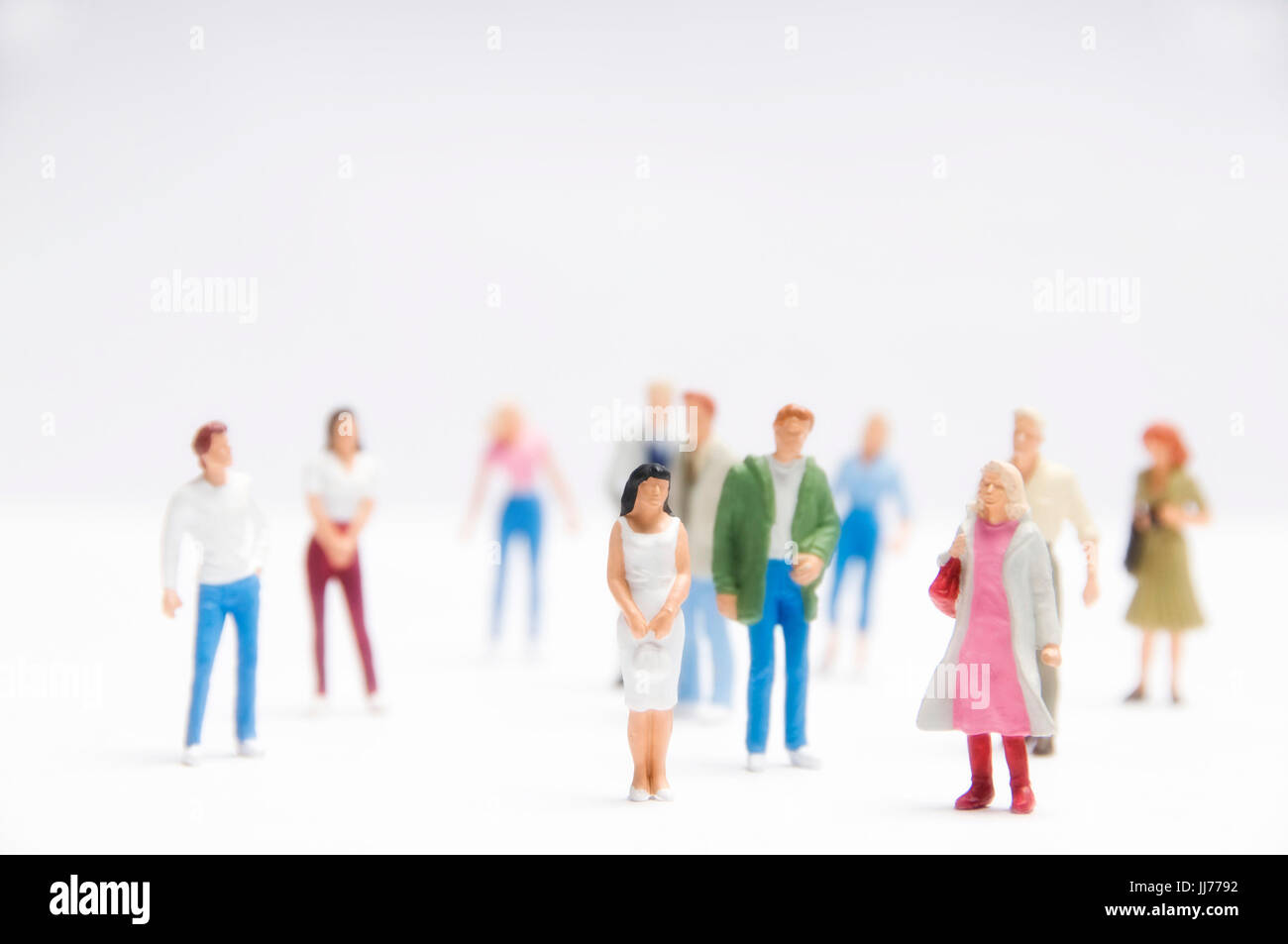 Miniatura figurine di uomini e donne come concetto per la forza lavoro, social media, sociologia Foto Stock