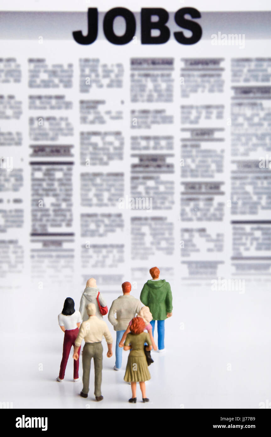 Statuine in miniatura come concetto per i disoccupati in font di posti di lavoro alla ricerca di annunci Foto Stock