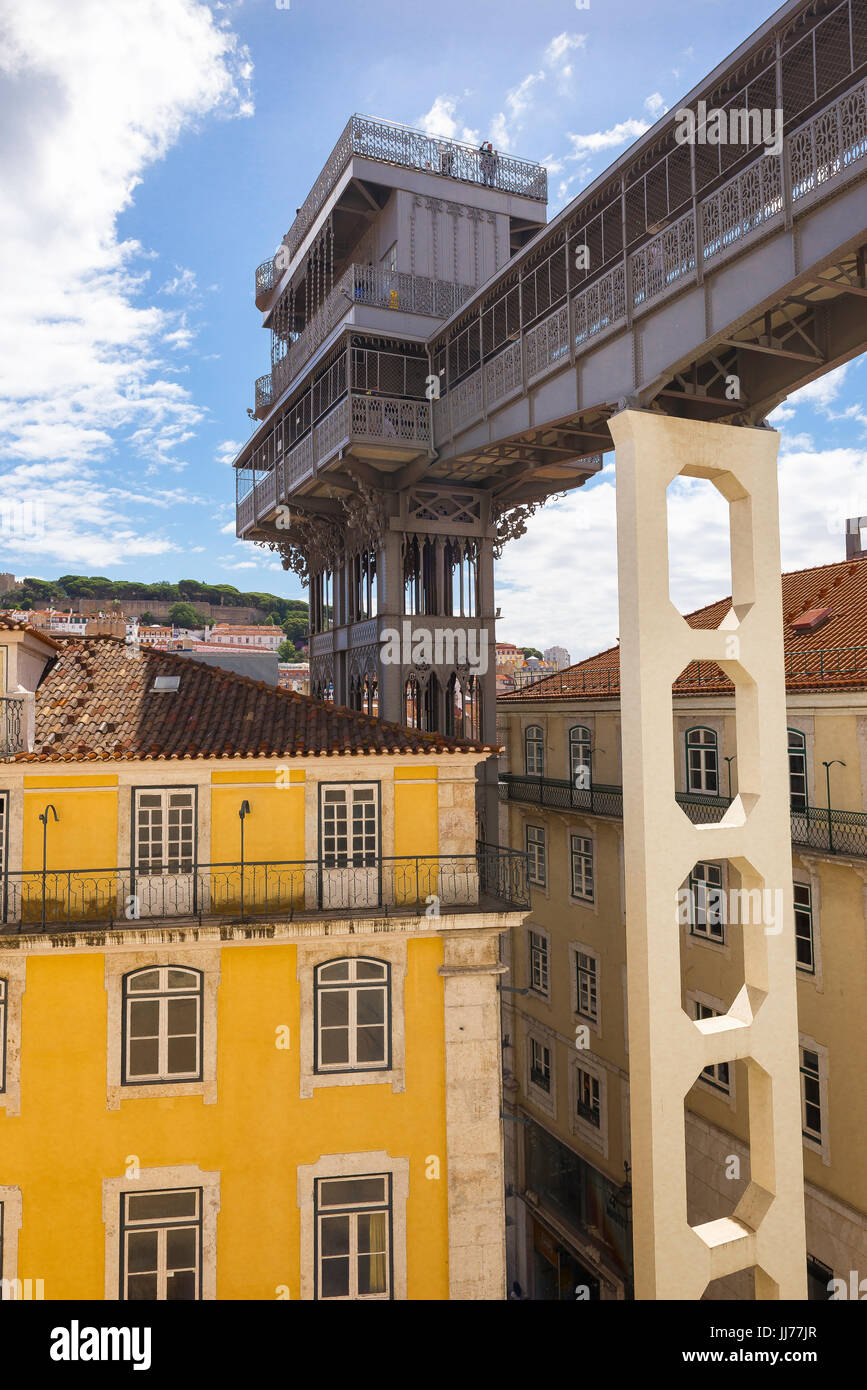 Lisbona Elevador Santa Justa, vista della passerella del Elevador Santa Justa sopra la Rua do Carmo nel quartiere di Baixa di Lisbona, Portogallo. Foto Stock