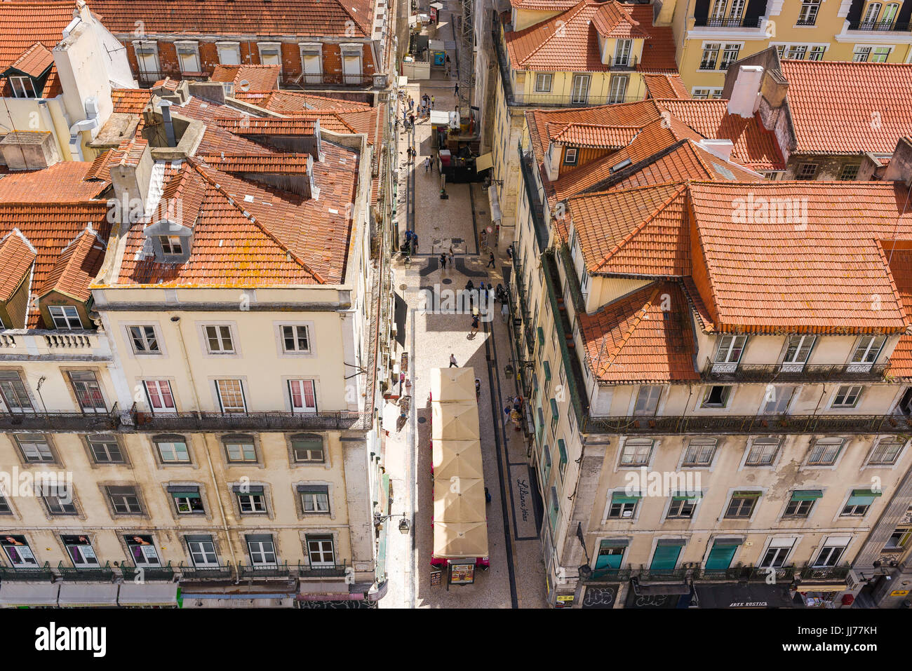 Lisbona Baixa, veduta aerea della Rua de Santa Justa nel centrale quartiere di Baixa di Lisbona, Portogallo. Foto Stock