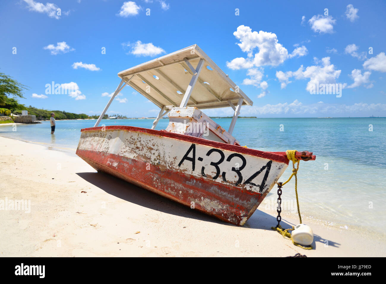 Naufraghi barca da pesca spiaggiata su una spiaggia di Aruba, dei Caraibi Foto Stock
