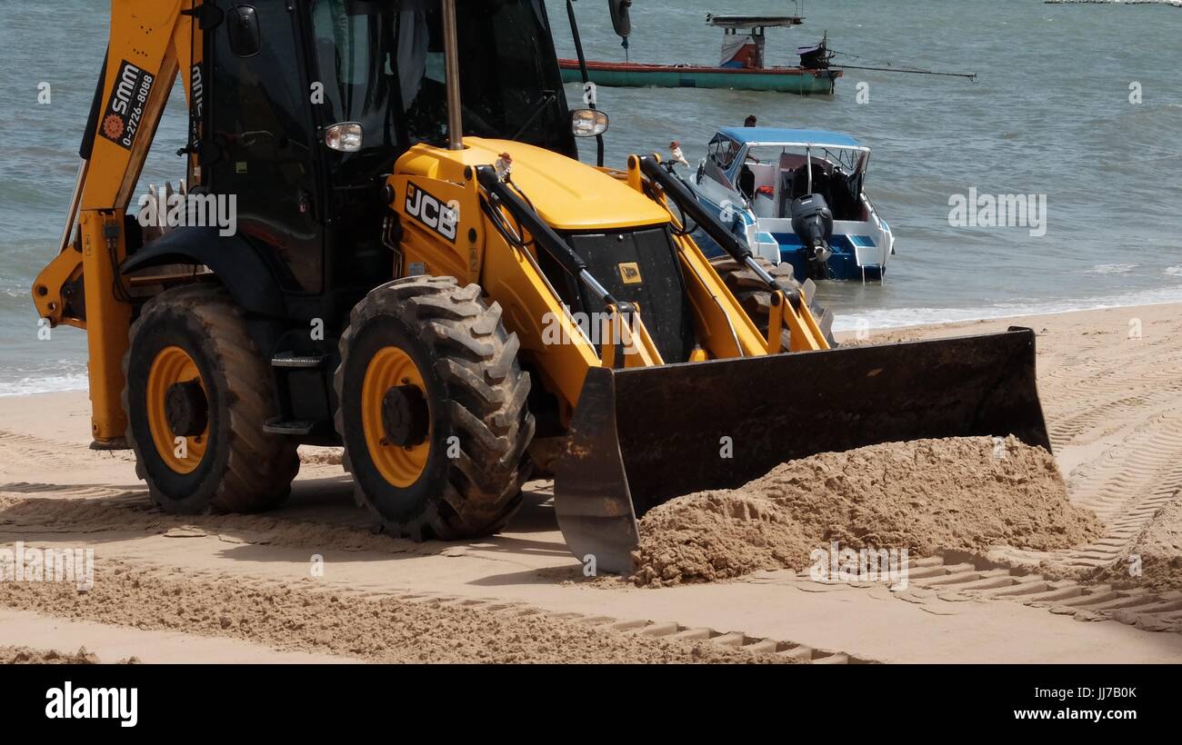 Bulldozer Gizmo pesante attrezzatura per movimento terra al lavoro sulla spiaggia di Pattaya Thailandia disastro ambientale Movimento Terra Attrezzature di costruzione Foto Stock