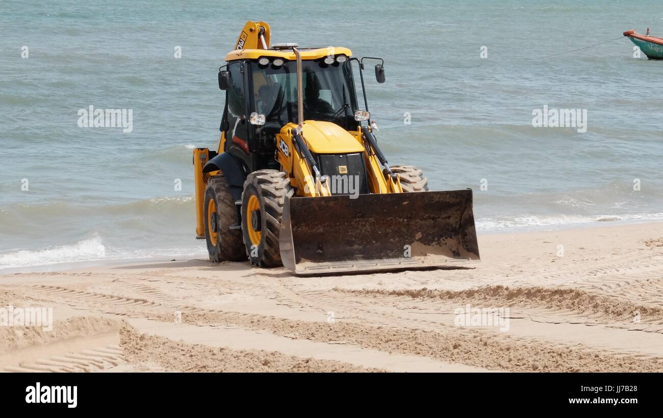 Bulldozer Gizmo pesante attrezzatura per movimento terra al lavoro sulla spiaggia di Pattaya Thailandia disastro ambientale Movimento Terra Attrezzature di costruzione Foto Stock