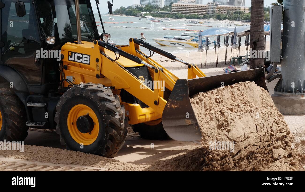 Bulldozer Gizmo pesante attrezzatura per movimento terra al lavoro sulla spiaggia di Pattaya Thailandia disastro ambientale Movimento Terra Attrezzature di costruzione Foto Stock