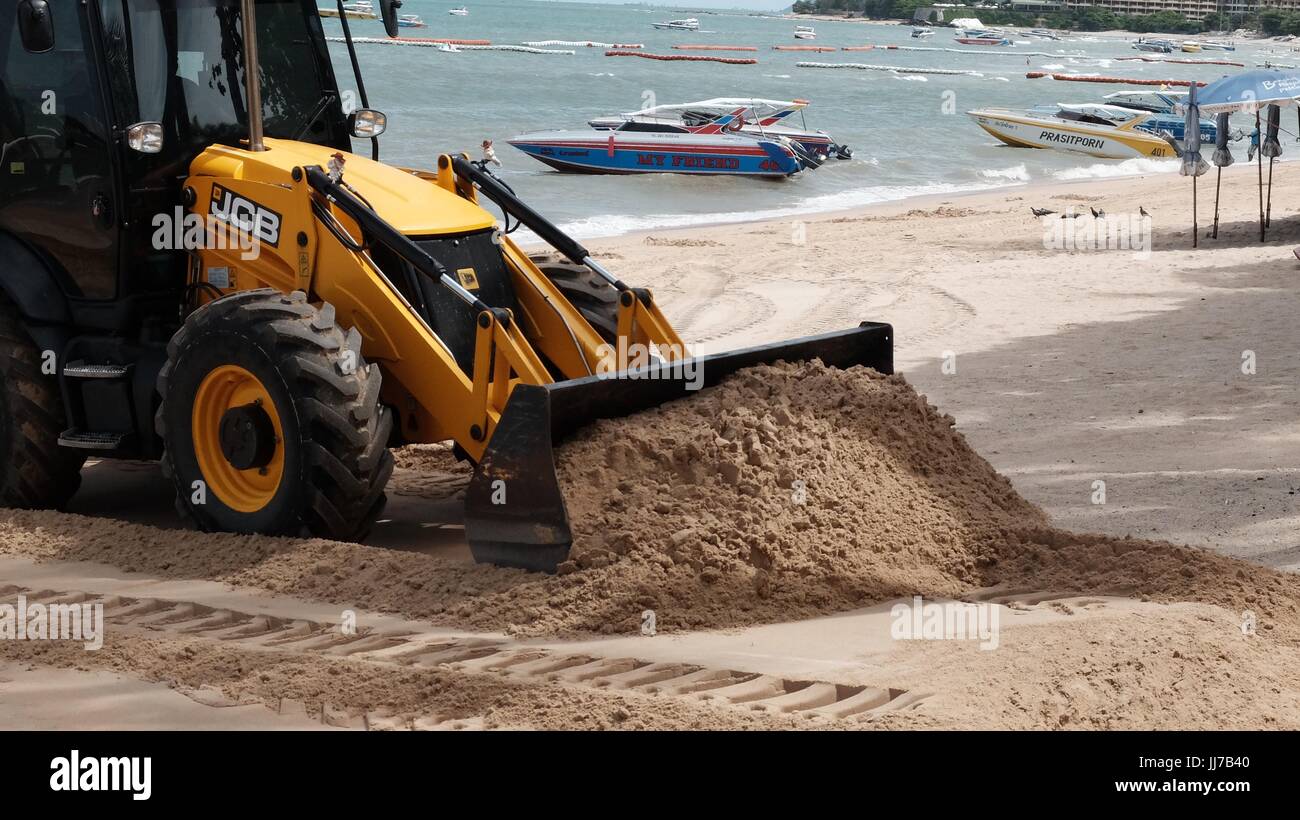 Bulldozer Gizmo pesante attrezzatura per movimento terra al lavoro sulla spiaggia di Pattaya Thailandia disastro ambientale Movimento Terra Attrezzature di costruzione Foto Stock