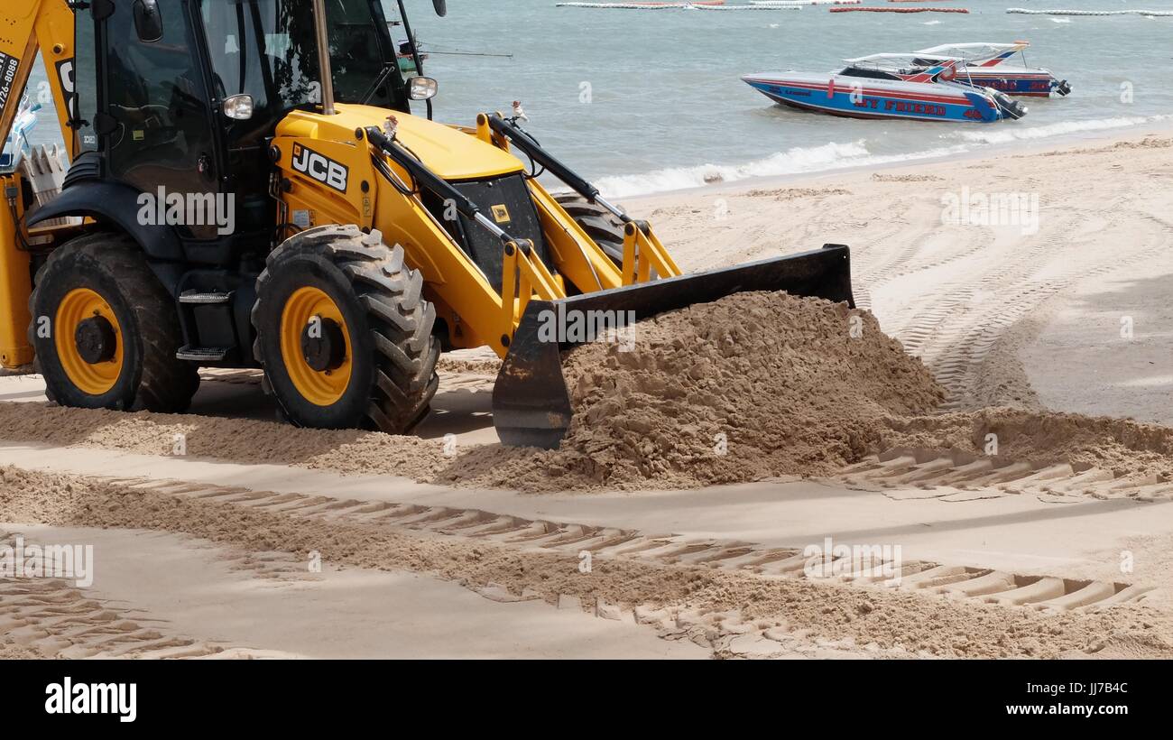 Bulldozer Gizmo pesante attrezzatura per movimento terra al lavoro sulla spiaggia di Pattaya Thailandia disastro ambientale Movimento Terra Attrezzature di costruzione Foto Stock