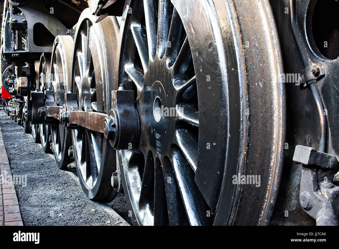 Un close-up delle ruote di guida di una locomotiva a vapore. Foto Stock