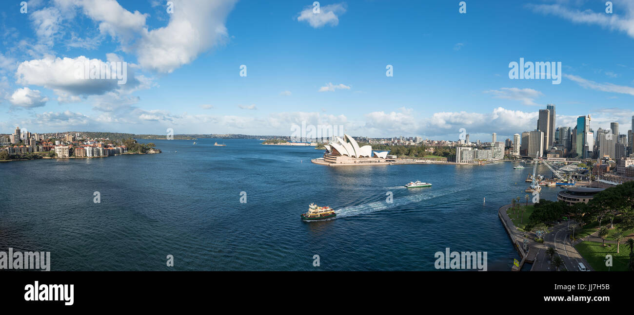 La Sydney Opera House e il Circular Quay visto dal Ponte del Porto di Sydney, Sydney, Nuovo Galles del Sud, Australia Foto Stock