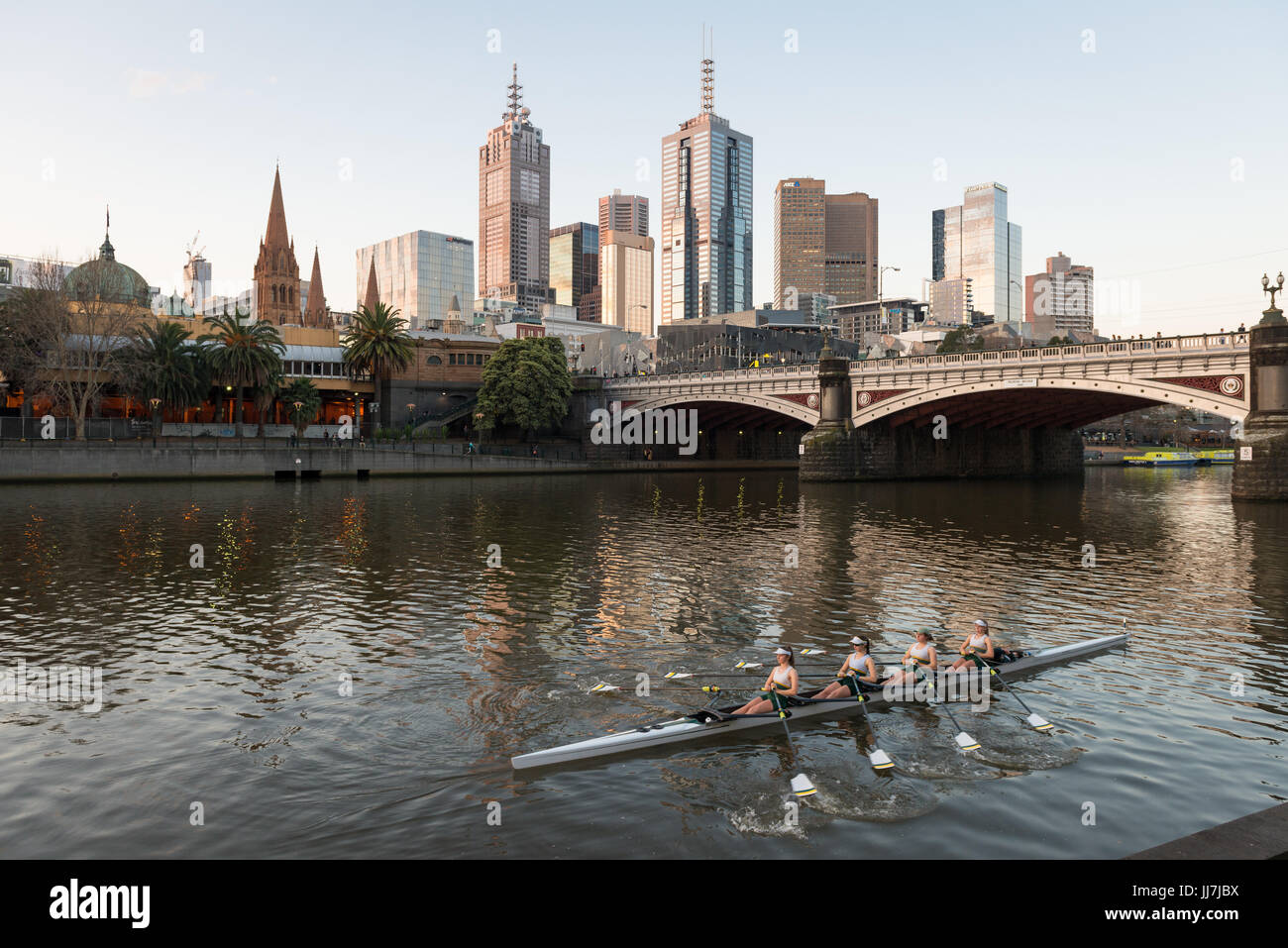 I team a remi lungo il fiume Yarra vicino al Princes Bridge nel distretto centrale degli affari (CBD) di Melbourne, Victoria Australia Foto Stock