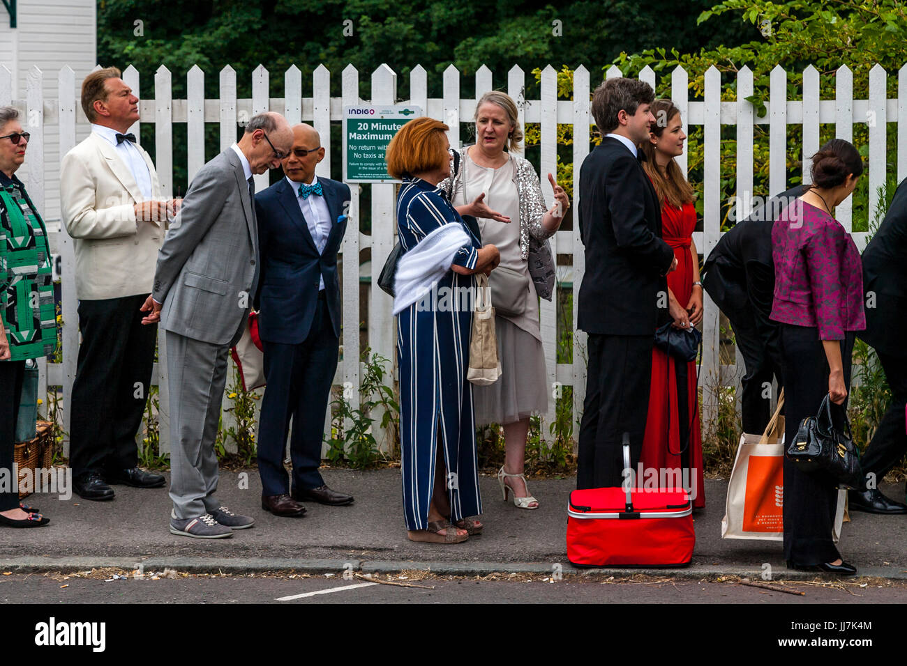 Amanti dell'Opera tra cui emittente e ex MP Michael Portillo arriva a Lewes stazione ferroviaria lungo il tragitto per il teatro dell'opera Glyndebourne, Lewes, Sussex, Regno Unito Foto Stock