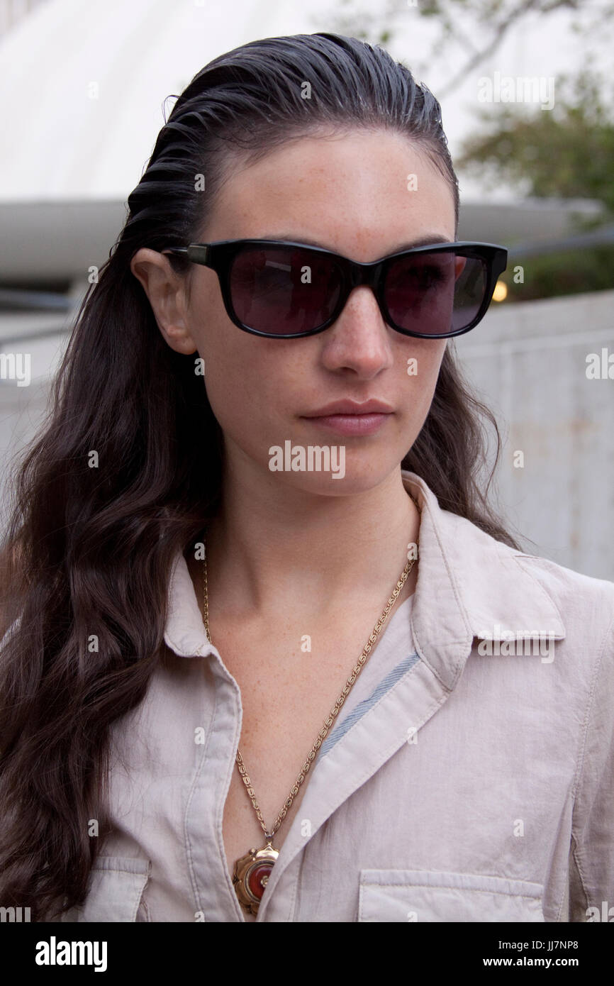 Modello di moda indossando occhiali da sole Foto Stock