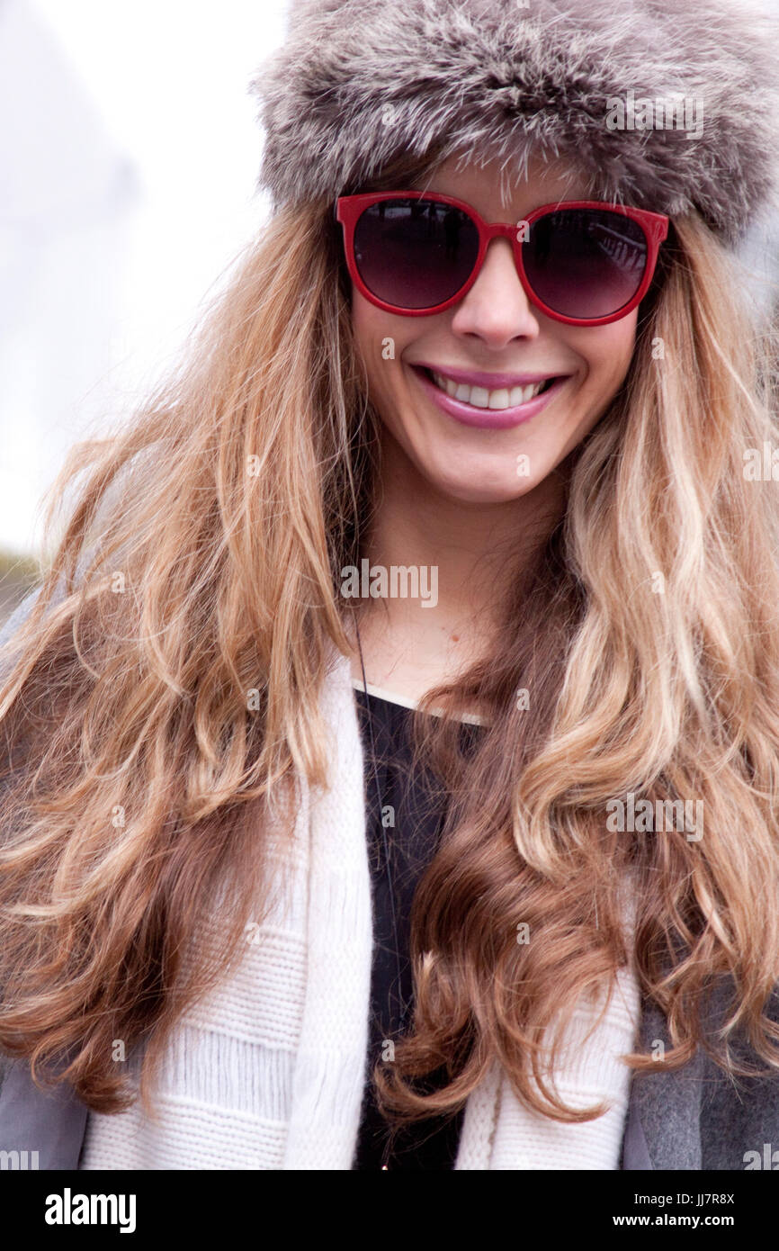 Modello di moda indossando occhiali da sole Foto Stock