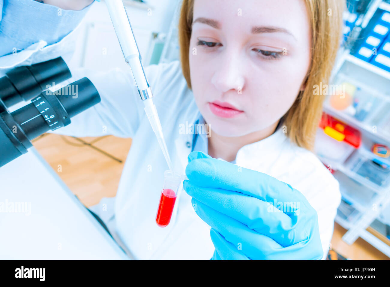 L'assistente in ospedale fa un test del DNA per la determinazione di paternità Foto Stock
